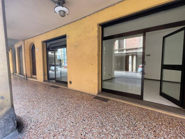 negozio in vendita a Bologna in zona Saragozza