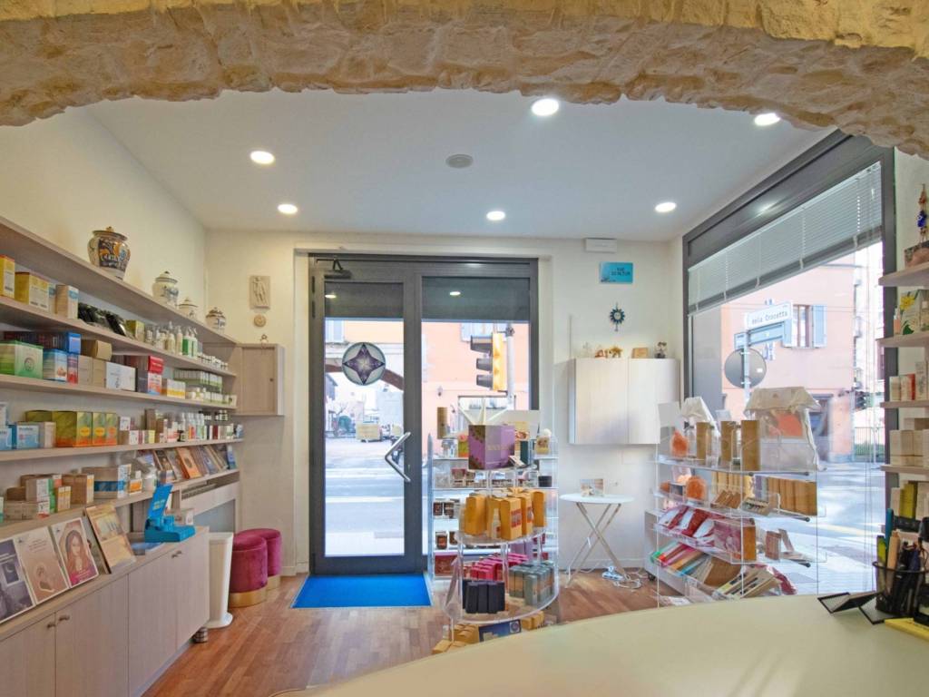 negozio in vendita a Bologna in zona Saffi
