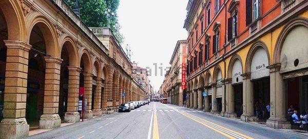 locale commerciale in vendita a Bologna in zona San Vitale