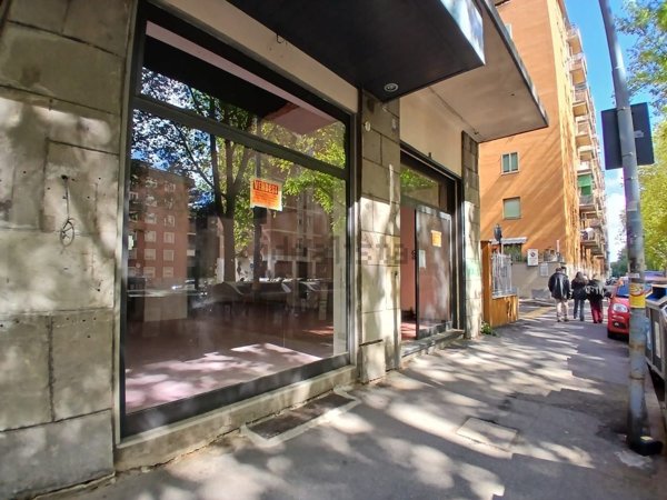 locale commerciale in vendita a Bologna