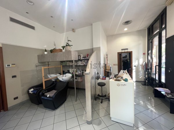 locale commerciale in vendita a Bologna in zona San Donato