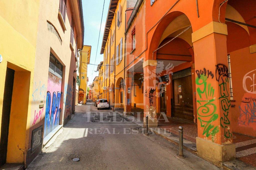 locale commerciale in vendita a Bologna in zona San Vitale
