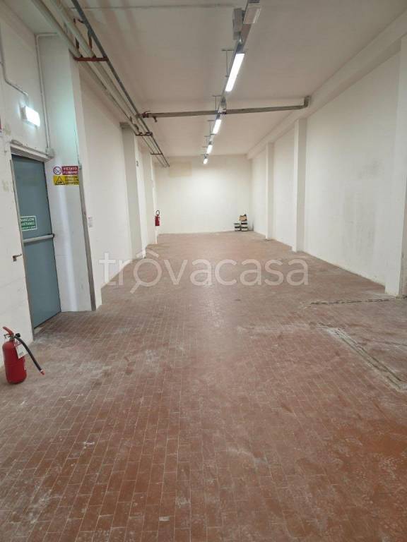 locale commerciale in vendita a Bologna in zona Santa Viola