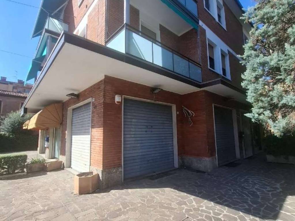 negozio in vendita a Bologna in zona Reno