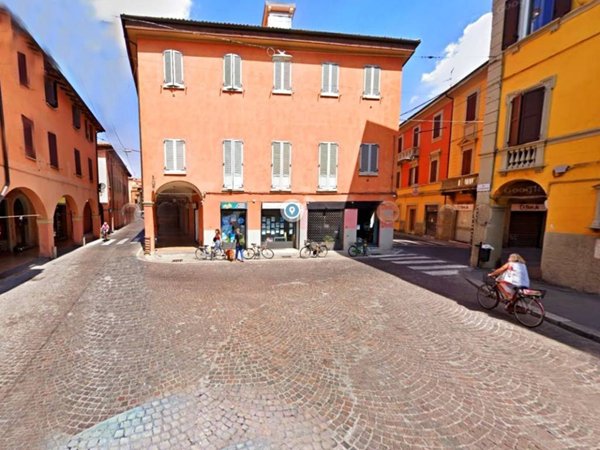 negozio in vendita a Bologna in zona Santo Stefano
