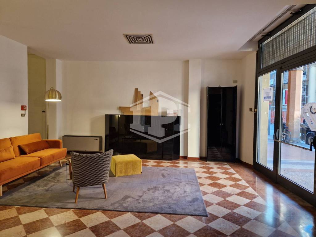 negozio in vendita a Bologna in zona Santo Stefano