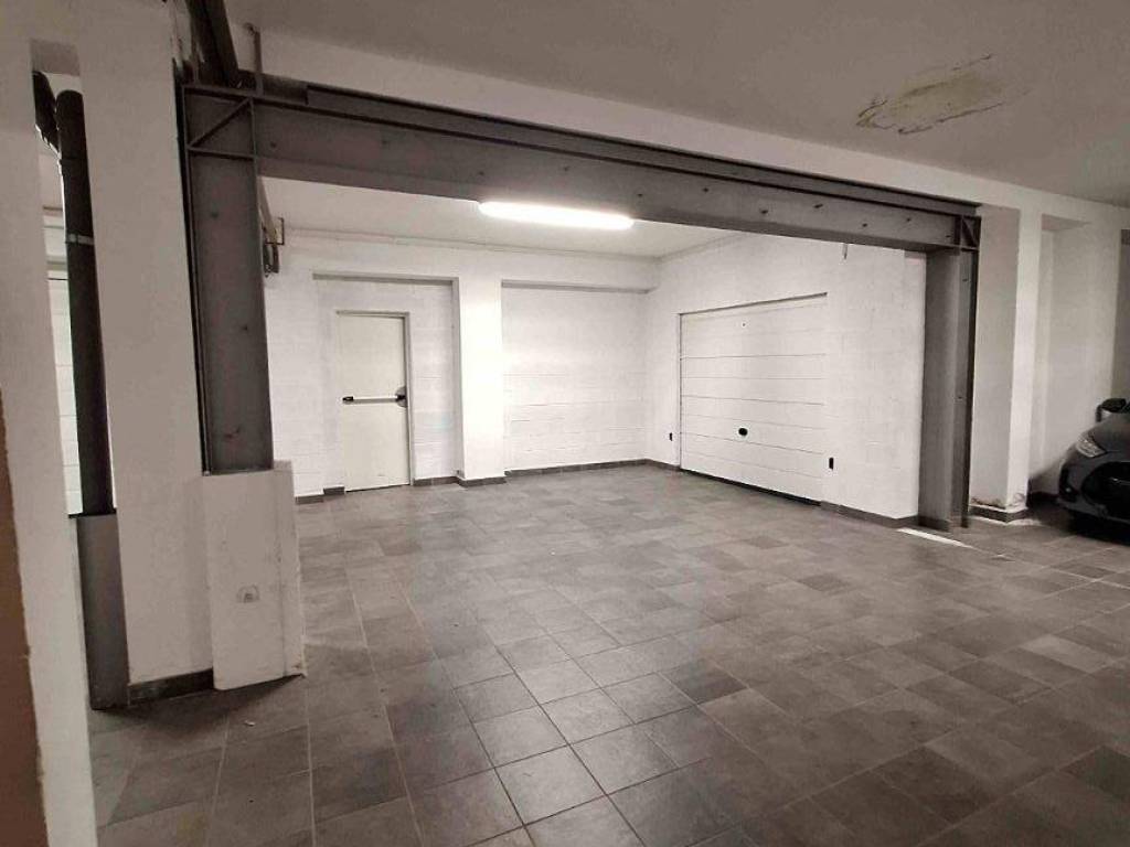 locale commerciale in vendita a Bologna