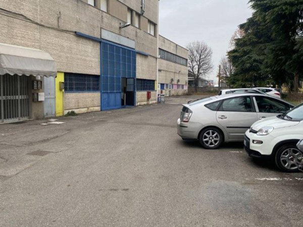 locale commerciale in vendita a Bologna in zona Pilastro