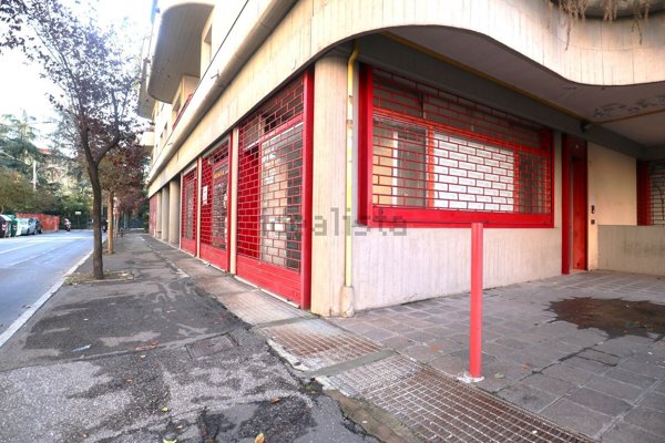 locale commerciale in vendita a Bologna in zona Saragozza