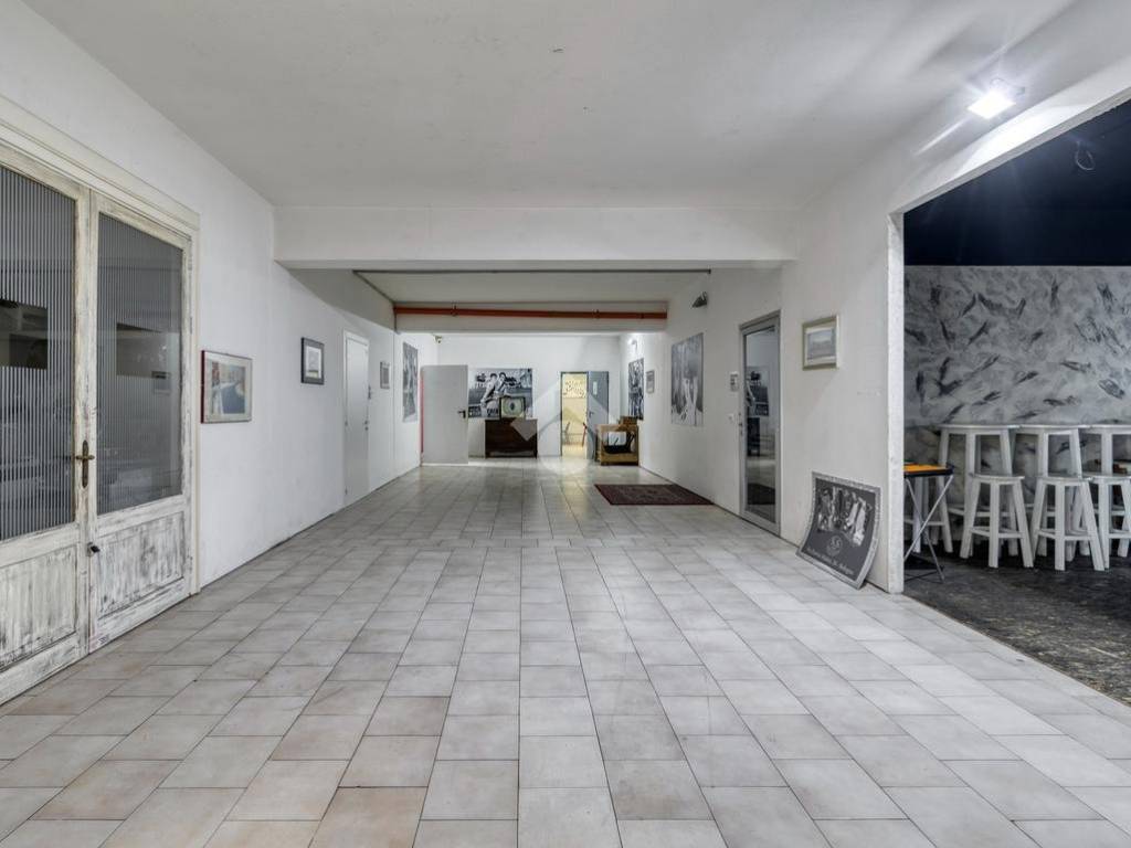 locale commerciale in vendita a Bologna in zona Savena