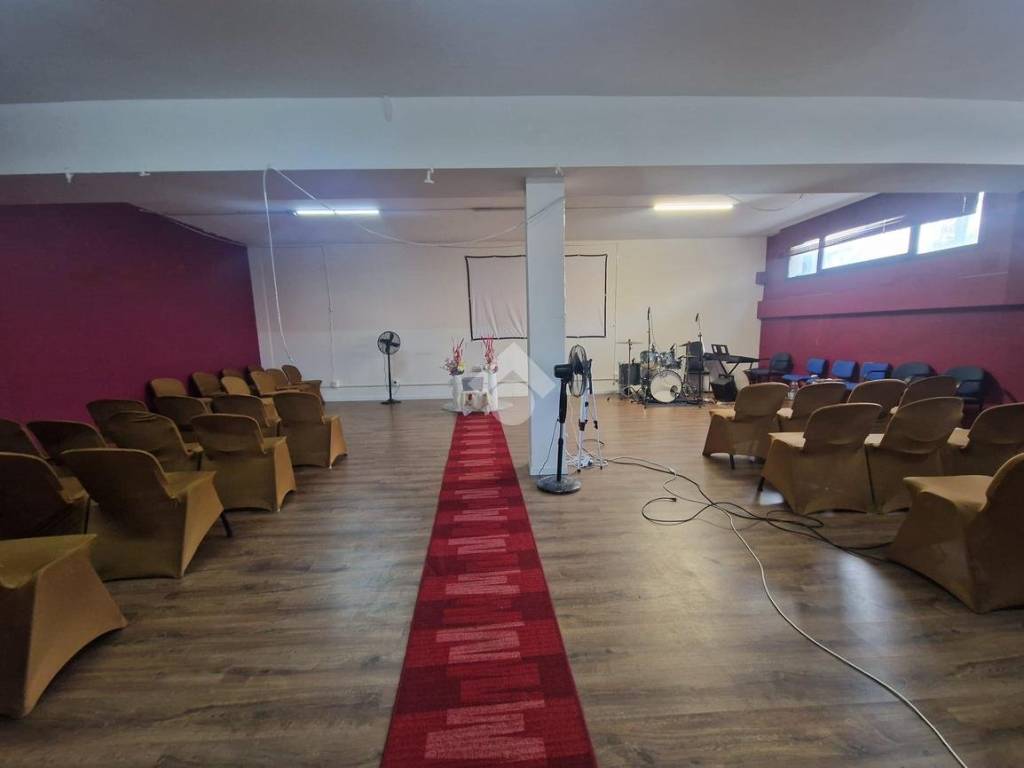 locale commerciale in vendita a Bologna in zona Savena