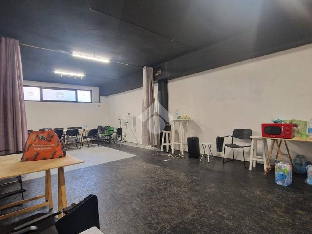 locale commerciale in vendita a Bologna in zona Savena