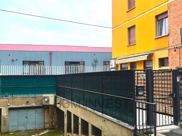 locale commerciale in vendita a Bologna in zona San Donato