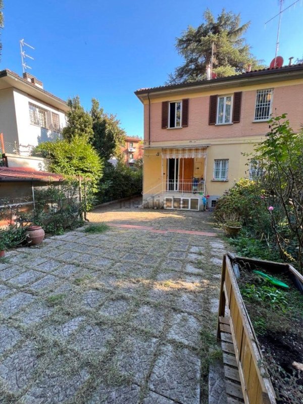 casa indipendente in vendita a Bologna in zona Santo Stefano
