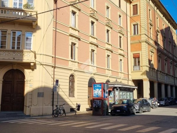 locale commerciale in vendita a Bologna in zona Centro Storico