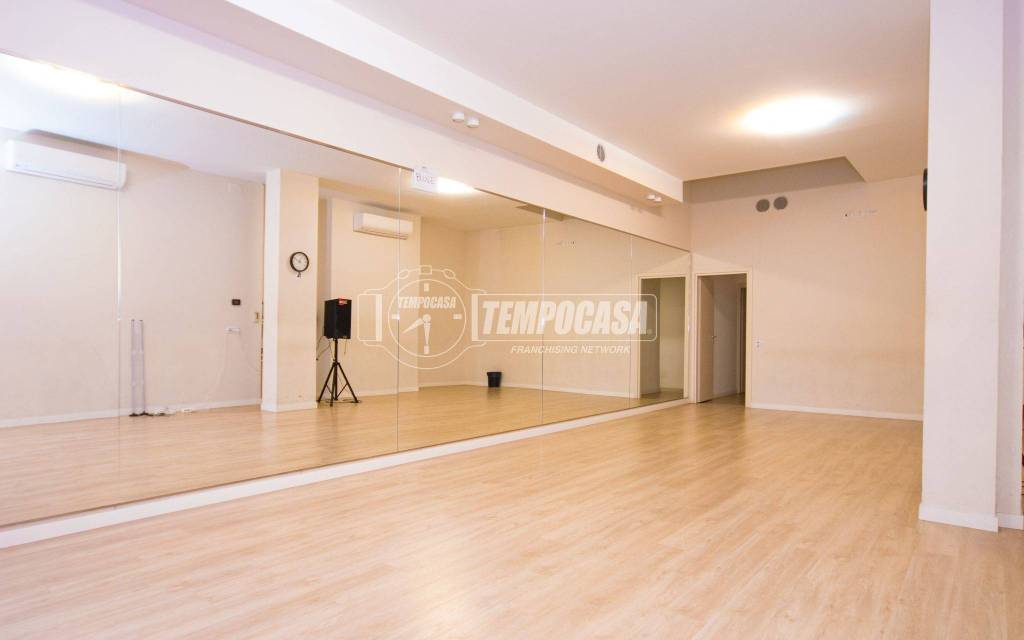 negozio in vendita a Bologna in zona Quartiere Porto