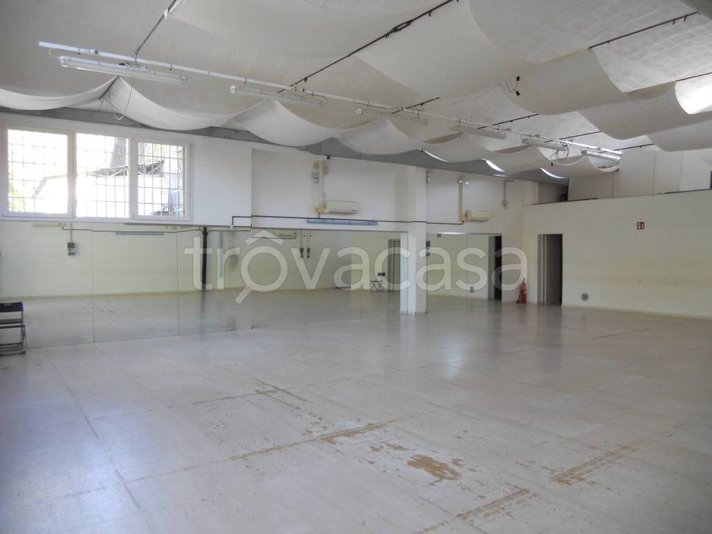 locale commerciale in vendita a Bologna in zona Corticella