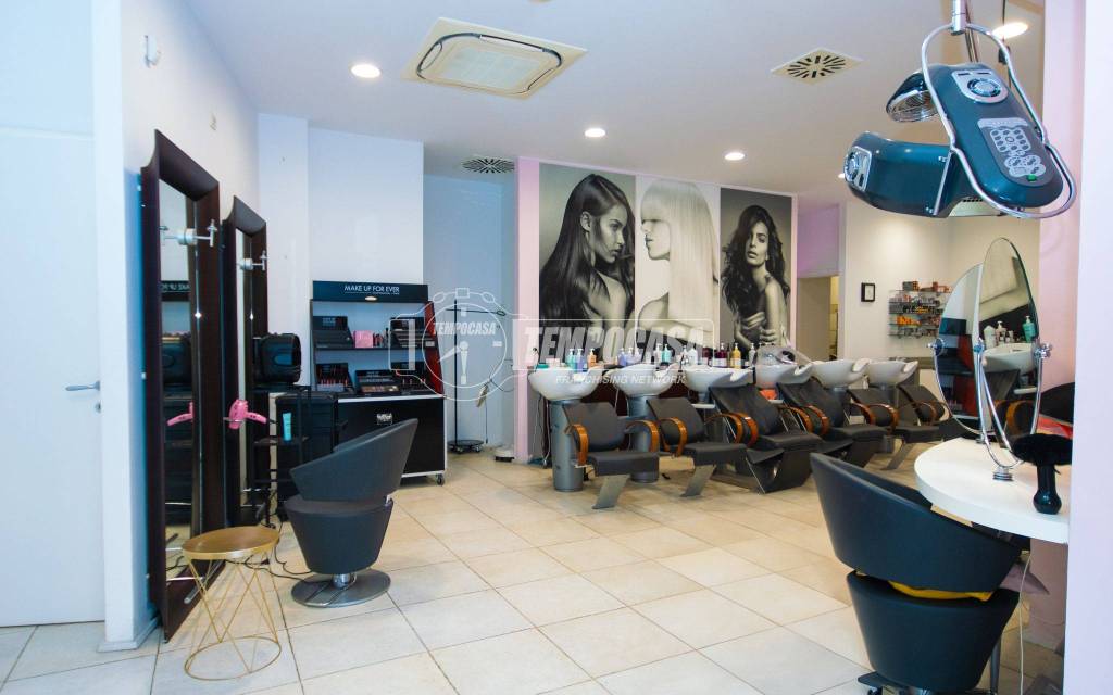 negozio in vendita a Bologna in zona Quartiere Porto