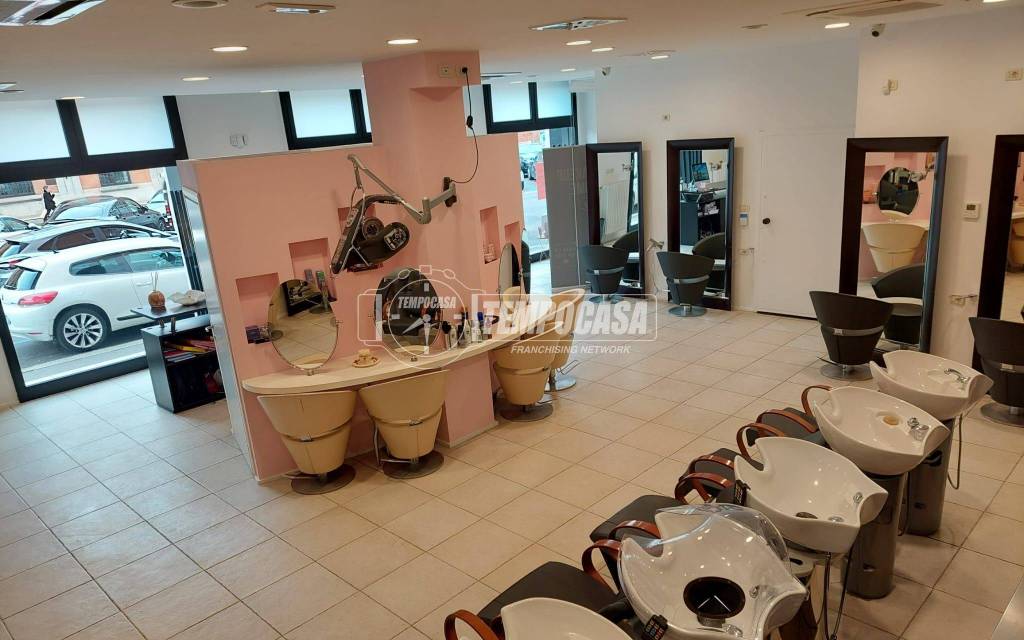 negozio in vendita a Bologna in zona Quartiere Porto