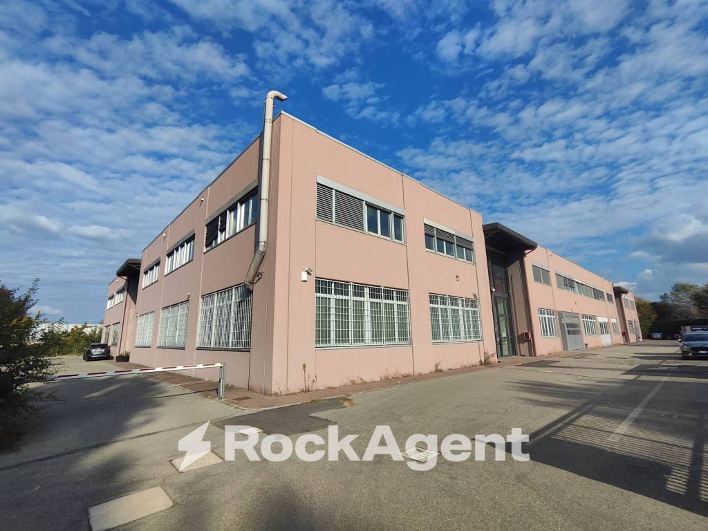 locale commerciale in vendita a Bologna in zona Savena