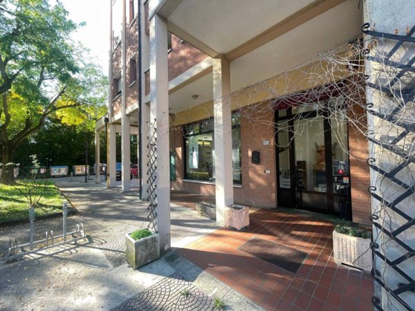 negozio in vendita a Bologna in zona San Donato