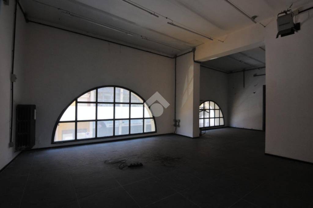 negozio in vendita a Bologna in zona Quartiere Porto