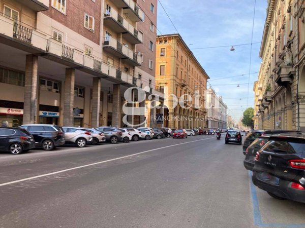 negozio in vendita a Bologna in zona Quartiere Porto
