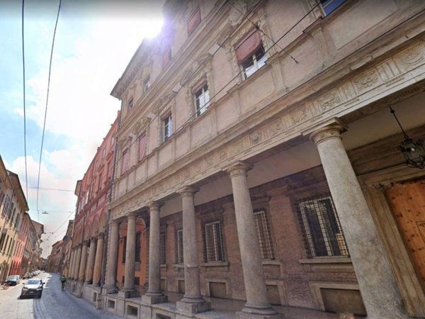 negozio in vendita a Bologna in zona Santo Stefano