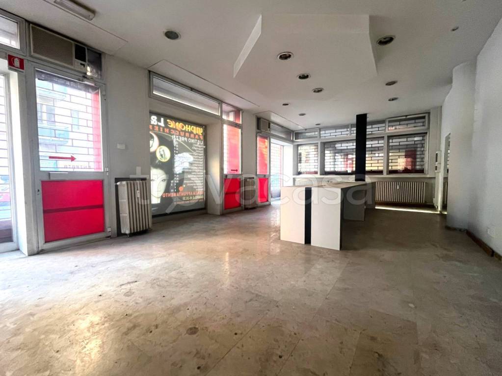 negozio in vendita a Bologna in zona Saragozza