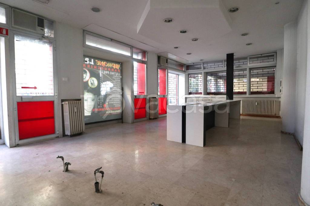 negozio in vendita a Bologna in zona Saragozza