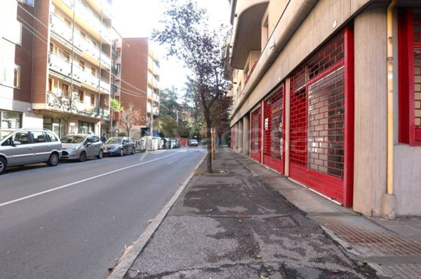 negozio in vendita a Bologna in zona Saragozza