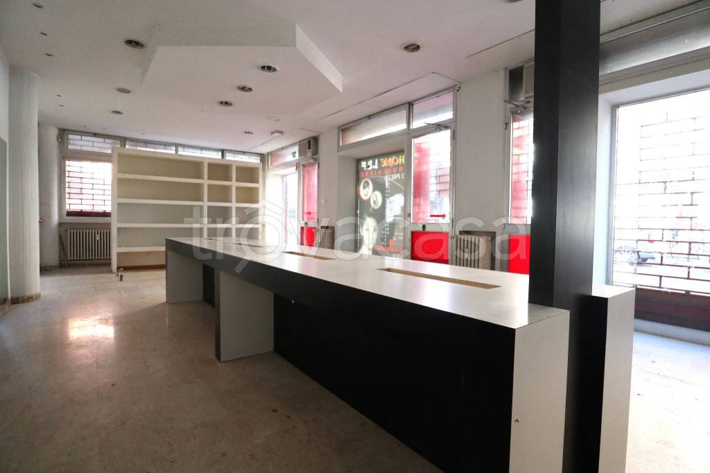 negozio in vendita a Bologna in zona Saragozza