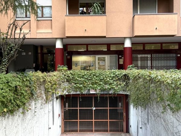 locale commerciale in vendita a Bologna in zona San Vitale