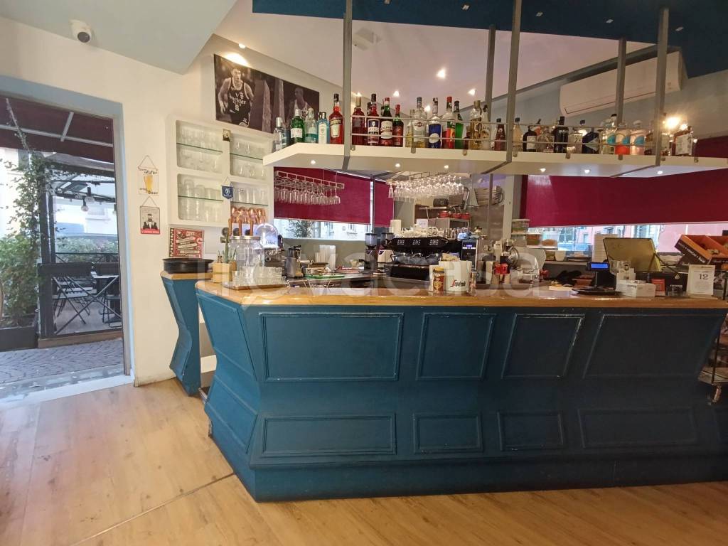 negozio in vendita a Bologna in zona Santo Stefano