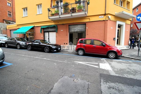 negozio in vendita a Bologna in zona Saragozza