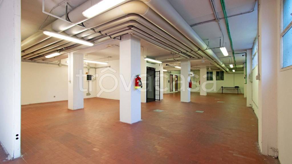 locale commerciale in vendita a Bologna in zona Santa Viola