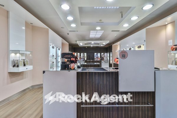 locale commerciale in vendita a Bologna