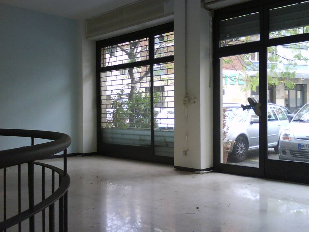 negozio in vendita a Bologna in zona Quartiere Porto