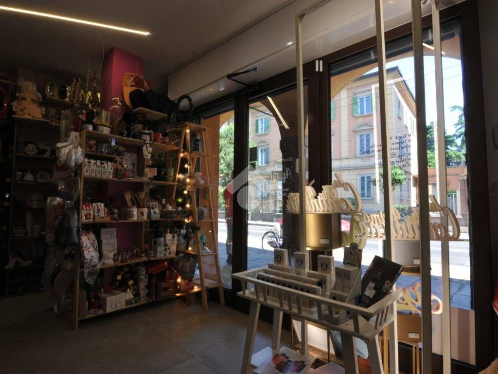 negozio in vendita a Bologna in zona San Vitale