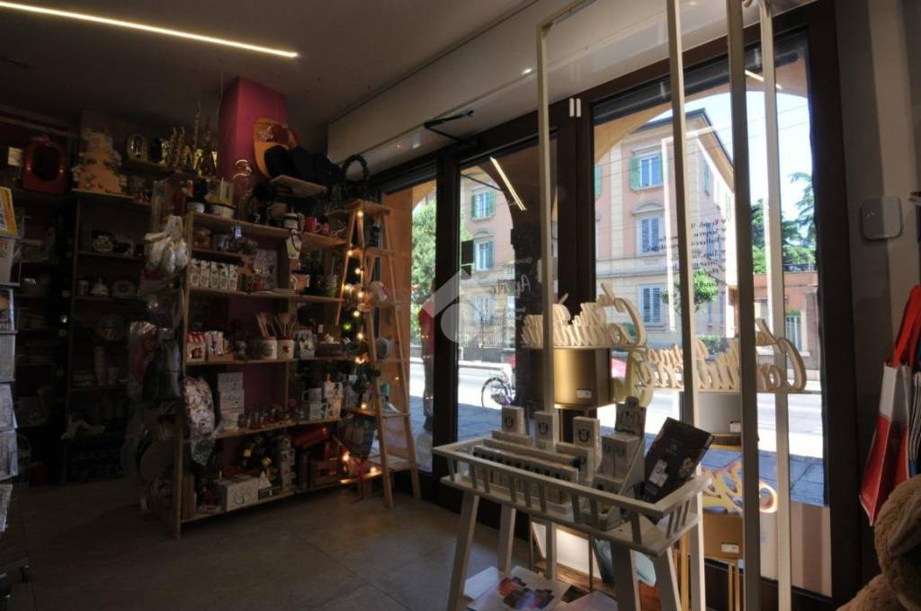 negozio in vendita a Bologna in zona San Vitale