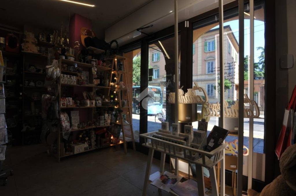 negozio in vendita a Bologna in zona San Vitale