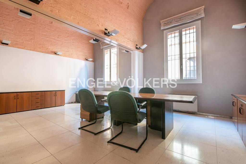 ufficio in vendita a Bologna in zona Centro Storico