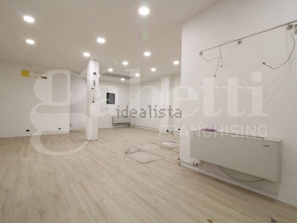 locale commerciale in vendita a Bologna in zona Quartiere Porto