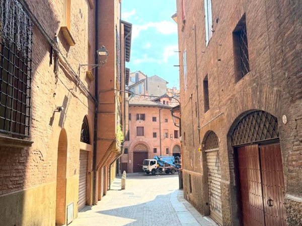 locale commerciale in vendita a Bologna in zona Saragozza