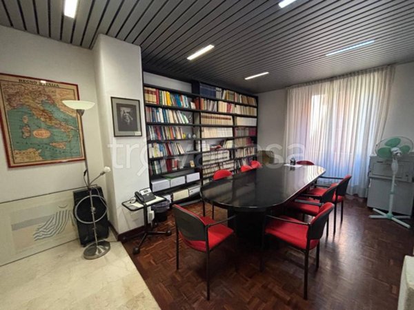 ufficio in vendita a Bologna in zona Santo Stefano