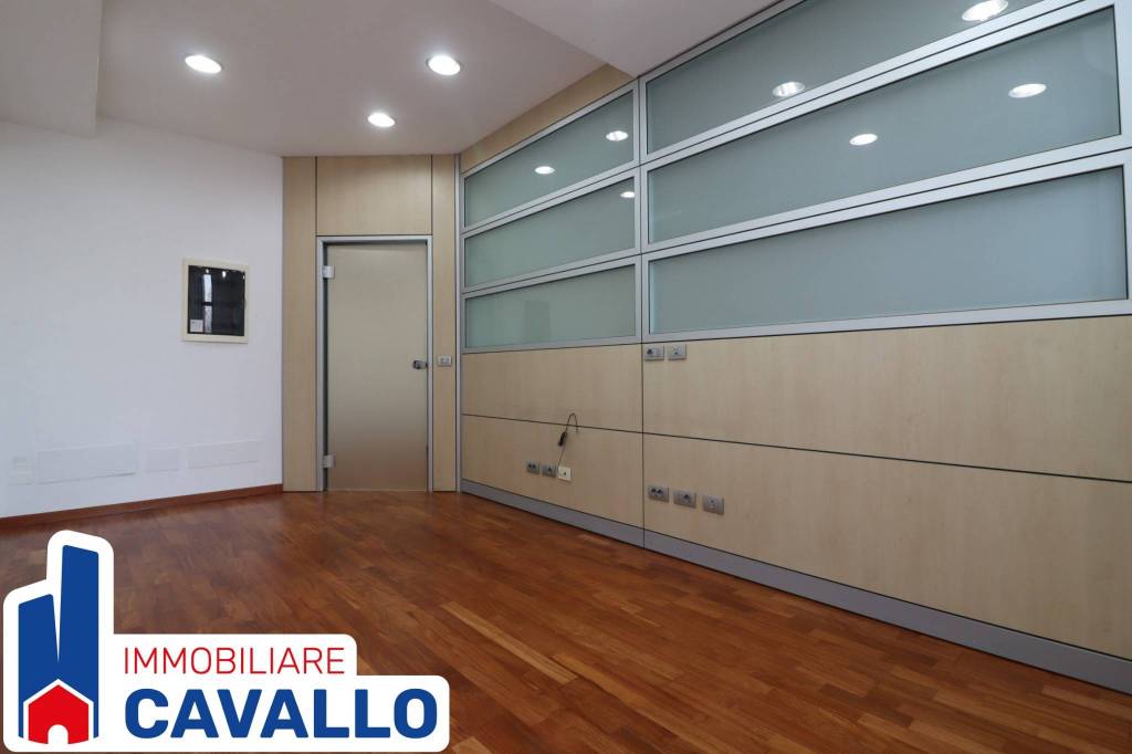 ufficio in vendita a Bologna in zona Zona Industriale Ròveri