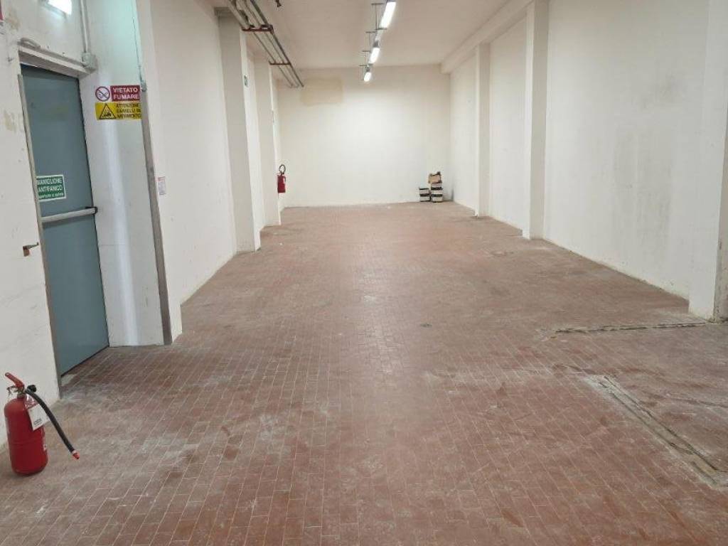 locale commerciale in vendita a Bologna in zona Santa Viola