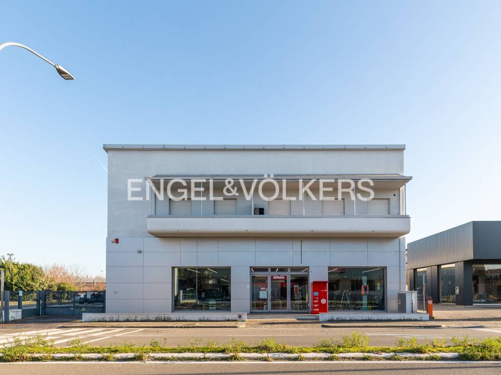 negozio in vendita a Bologna in zona Corticella