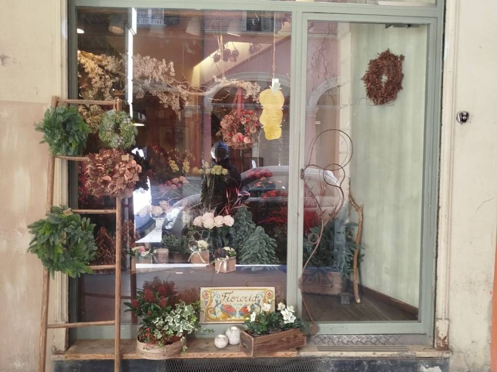 negozio in vendita a Bologna in zona Santo Stefano