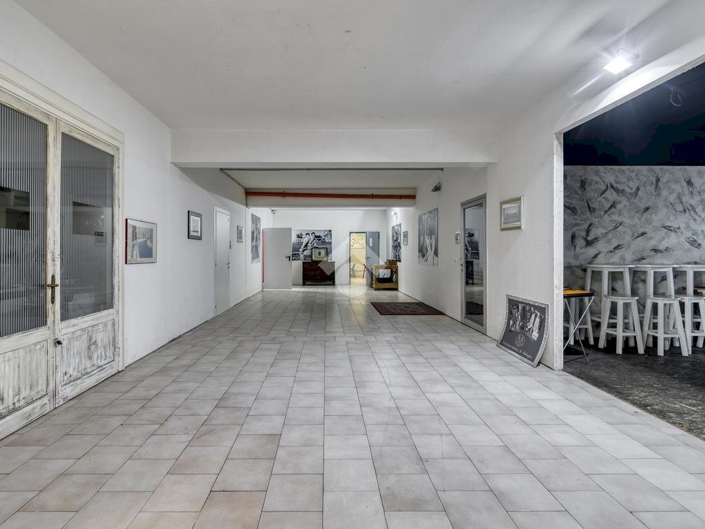 locale commerciale in vendita a Bologna